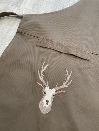 - Latzschürze mit Hirschkopf