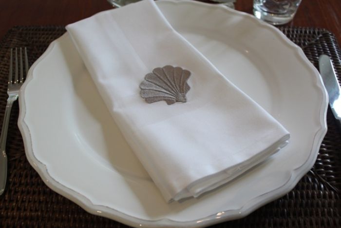 -  Serviette weiss 50 x 50 cm - mit JAKOBSMUSCHEL 1660